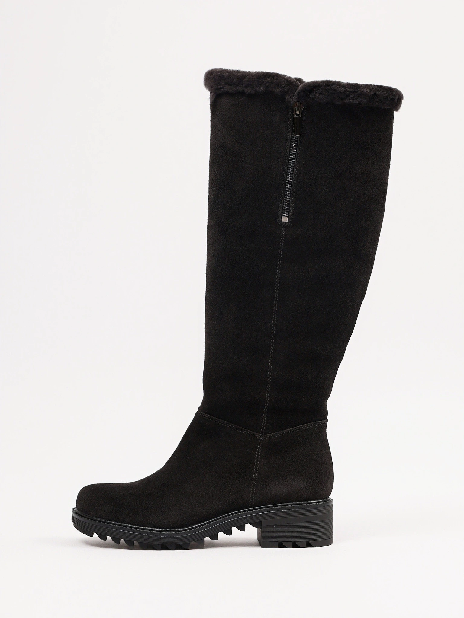 Сапоги темно-коричневого цвета с оторочкой на рельефной подошве